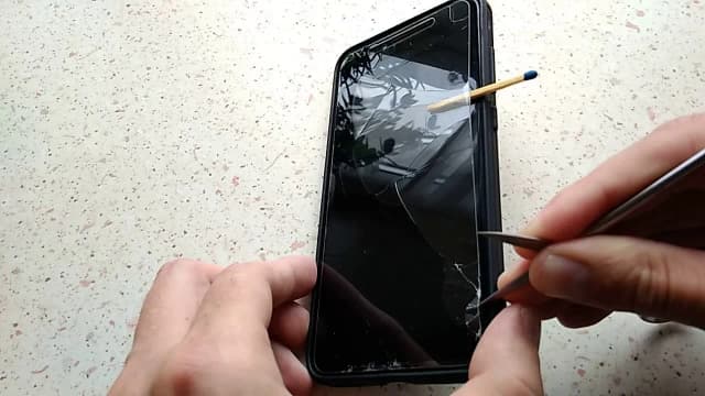 Jak bezpiecznie zdjąć szkło z aparatu bez ryzyka uszkodzenia soczewki Jak bezpiecznie zdjąć szkło z aparatu bez ryzyka uszkodzenia soczewki