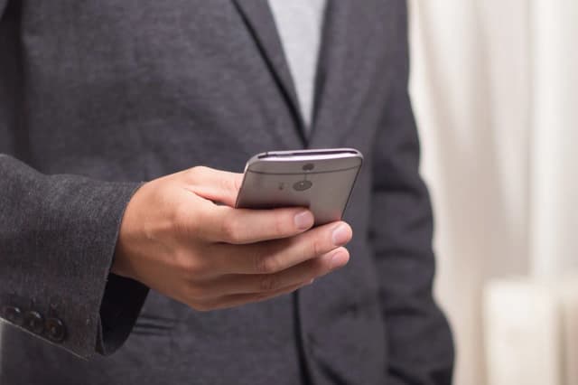 Jak bezpiecznie wyczyścić aparat w telefonie bez ryzyka uszkodzenia soczewki Jak bezpiecznie wyczyścić aparat w telefonie bez ryzyka uszkodzenia soczewki