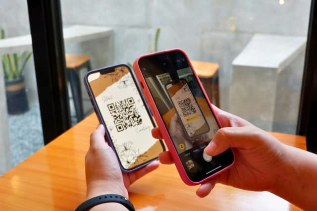 Jak zeskanować kod QR aparatem: Prosty poradnik dla iOS i Android Jak zeskanować kod QR aparatem: Prosty poradnik dla iOS i Android