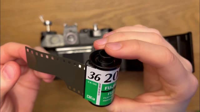 Jak włożyć kliszę do aparatu: 7 kroków dla początkujących Jak włożyć kliszę do aparatu: 7 kroków dla początkujących